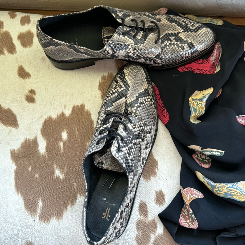 MWOT Frye leather 4 lace snakeskin oxfords